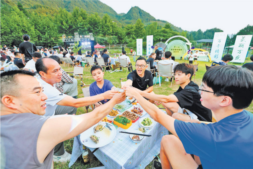 7月16日，万盛经开区黑山谷露营基地，游客在此消夏休闲。通讯员 王泸州 摄/视觉重庆