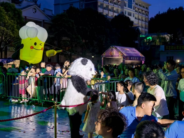 熊猫现场互动。任峰摄