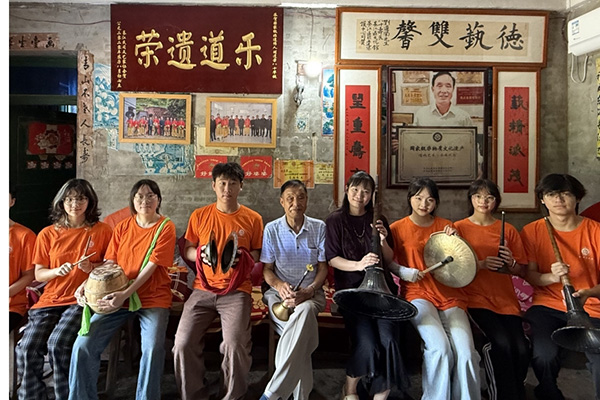 刘道荣与实践团成员合影。重庆师范大学文学院供图