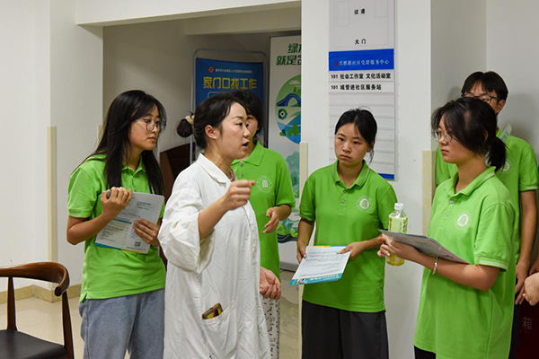 社区医生向团队介绍社区医院情况。重庆电力高等专科学校供图
