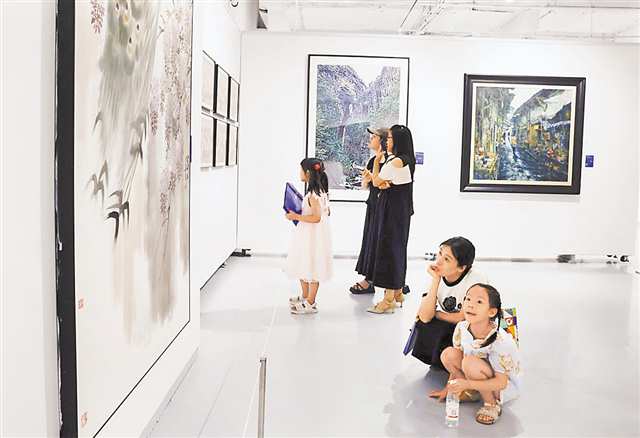 7月18日，市民在重庆群星美术馆观展。（受访者供图）