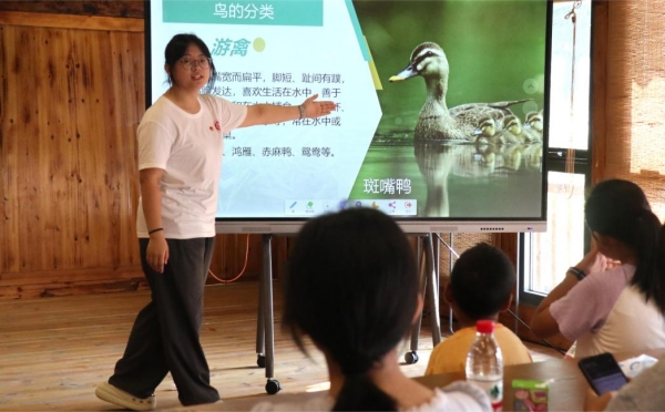 服务团成员讲解鸟类知识。重庆师范大学供图