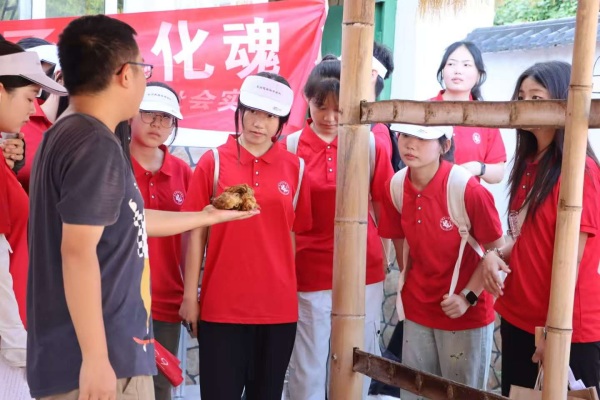 “史韵”团队参观老盐菜基地。郑皓璇摄