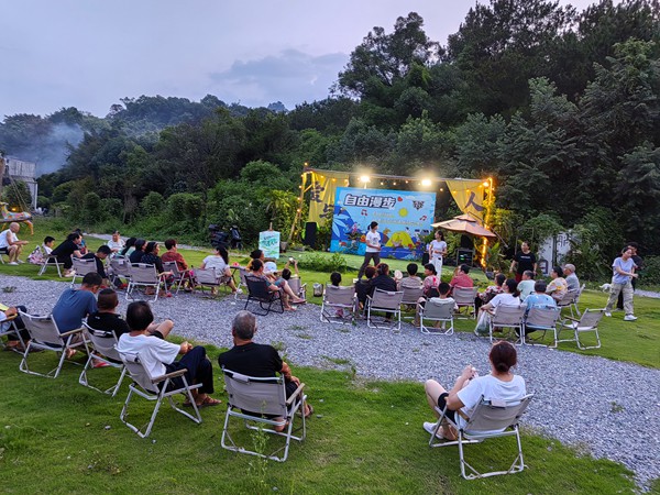 村民們觀看防詐騙情景劇表演。西南大學鄉村振興戰略研究院供圖