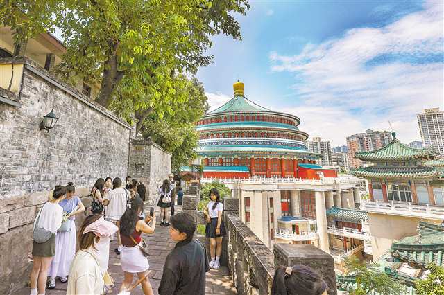 　七月七日，渝中区马鞍山传统风貌区，不少市民、游客前来拍照打卡。记者 尹诗语 摄\视觉重庆