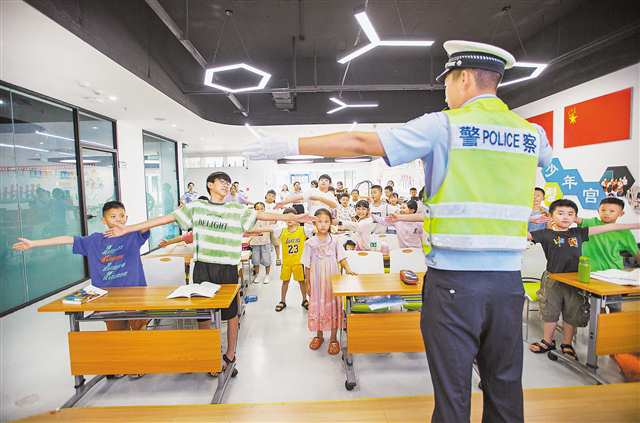 7月14日，九龙坡区白市驿党群服务中心，交警正在为托管班的孩子上安全课。记者 尹诗语 摄/视觉重庆