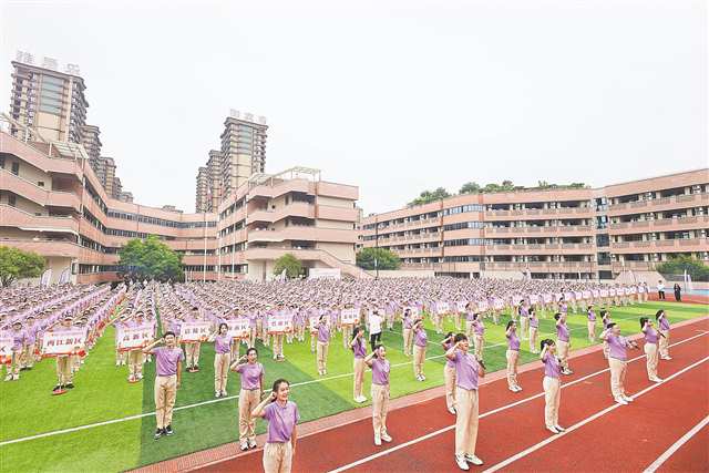 7月21日，重庆今年新招募的2700余名西部计划志愿者集中出征仪式现场。（团市委供图）