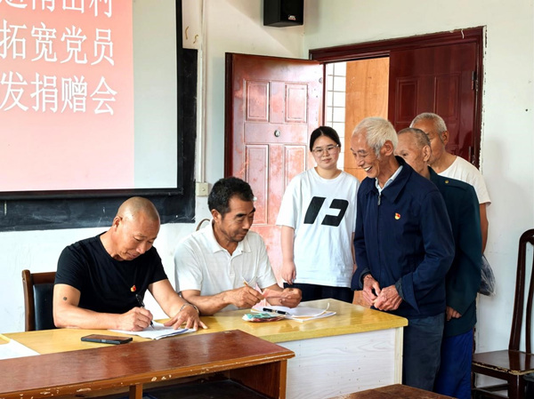 村民在排队捐款。杨晨摄