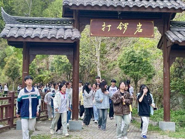 村集体创建的打锣岩AAA级景区。北屏镇供图