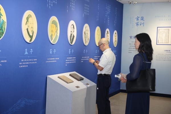观众现场观展。江北区委宣传部供图