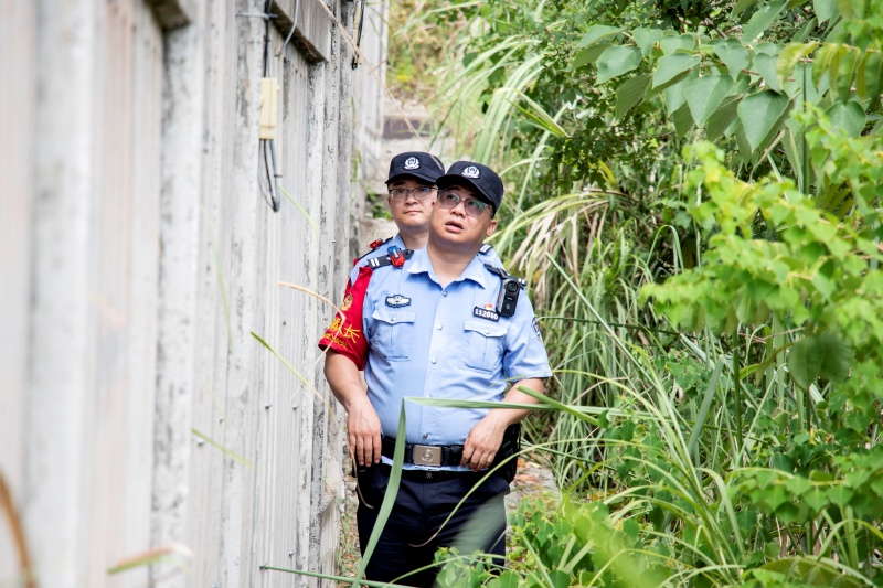 7月22日，在鄭渝高鐵巫山段，向偉與同事對轄區鐵路柵欄封閉情況進行檢查。胡勇攝