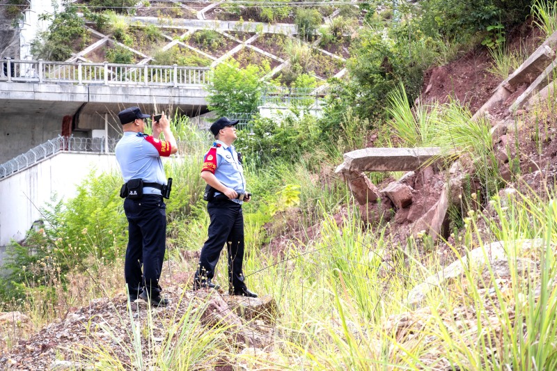 7月22日，在鄭渝高鐵巫山段，向偉與同事對轄區重點防汛部位進行巡查。胡勇攝