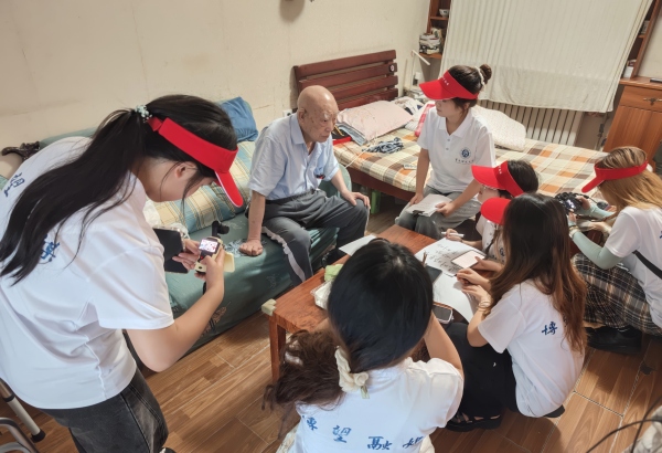 团队实地走访老一辈建校亲历者。重庆师范大学供图
