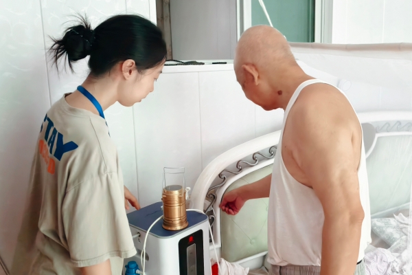 社区工作人员入户为向运吉讲解“安全三件套”的使用方法。大渡口区融媒体中心供图