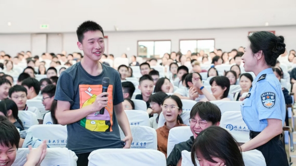 民警深入西南大学附属中学开展反诈宣讲。北碚区公安分局供图