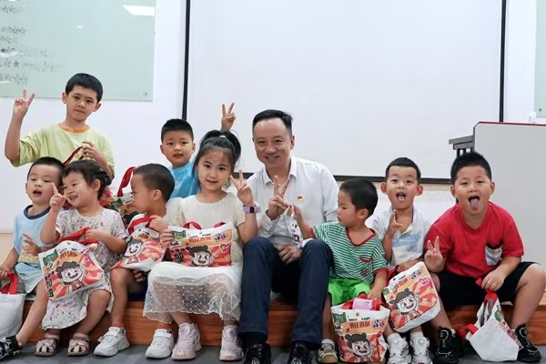 西部航空為每位小朋友送上了精心准備的禮包。西部航空供圖