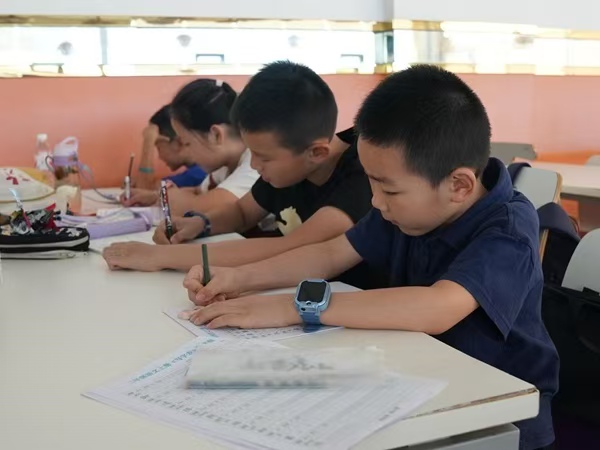 托管班孩子寫作業。西部航空供圖