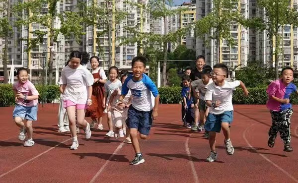 孩子們在陽光下奔跑。西部航空供圖