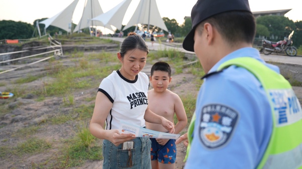 民警在长寿湖发放传单。长寿区融媒体中心供图
