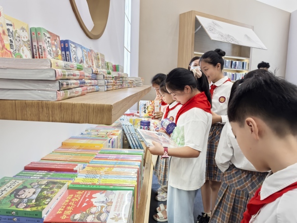 学生挑选自己心仪的书记。徐雯瑄摄