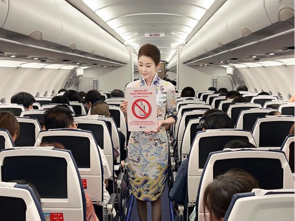 西部航空乘務員提醒旅客鋰電池管理要求。西部航空供圖