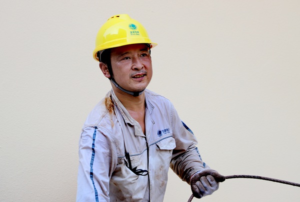 電力工人施放電纜。國網重慶永川供電公司供圖