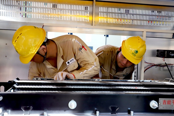 電力工人調試配電房設備。國網重慶永川供電公司供圖