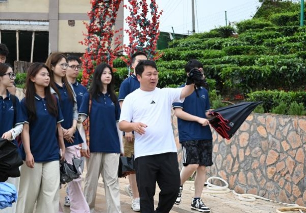 服務團深入基層走訪調研。重慶大學供圖