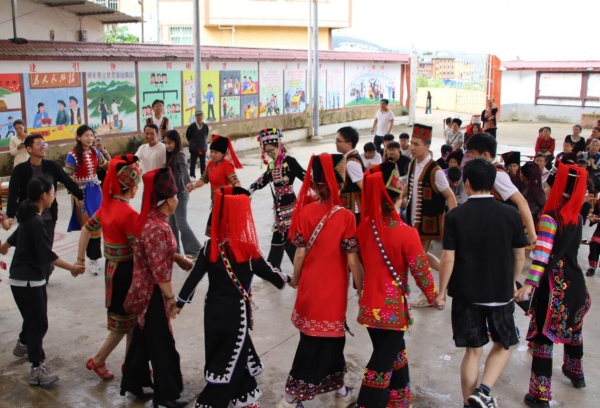 服務團與當地村民共舞。重慶大學供圖