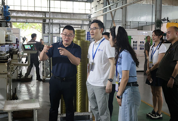 “重庆制造企业案例行”团队走进三峡油漆。重庆理工大学供图