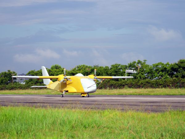 重慶梁平機場跑道，YH-1000無人運輸機正在起飛。鄭君興攝