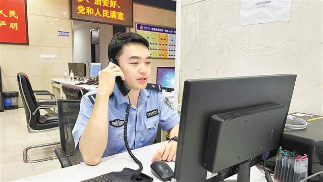 刘乾坤在拨打预警劝阻电话。记者 周松 摄\视觉重庆