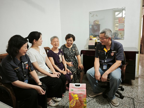 走訪慰問困難群眾。重慶燃氣集團供圖