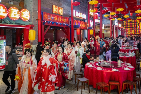 “渝味360碗”国潮美食街。江北区文旅委供图