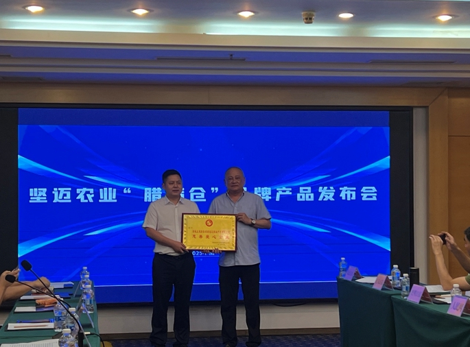 “爱心企业”荣誉牌颁发现场。主办方供图