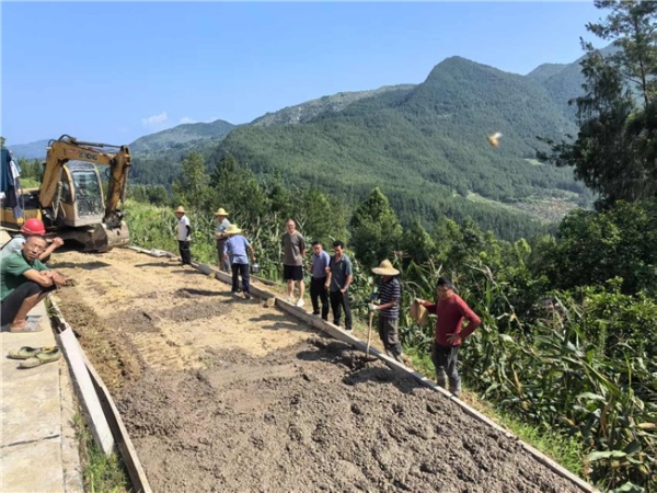 公路硬化。羊市镇供图