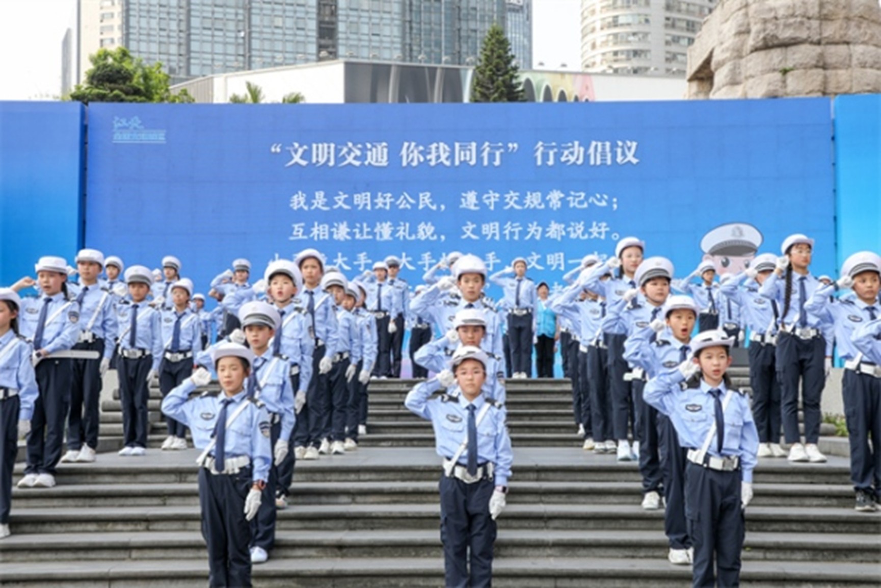 江北区小交警共同发起“文明交通 你我同行”行动倡议。江北区委宣传部供图