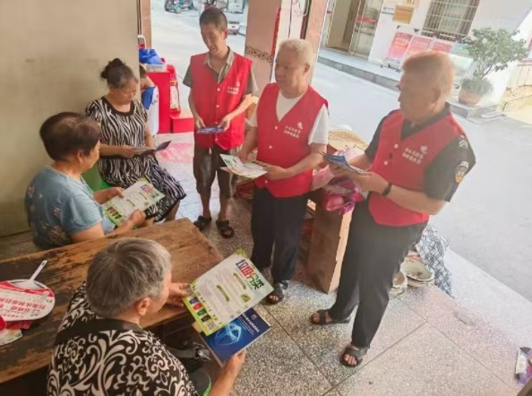 宣讲队在社区宣讲。周弘摄