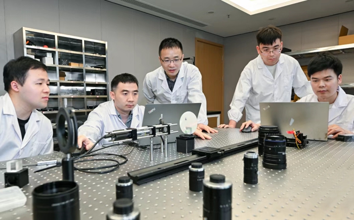 中科搖櫓船技術人員在進行晶元檢測測試。