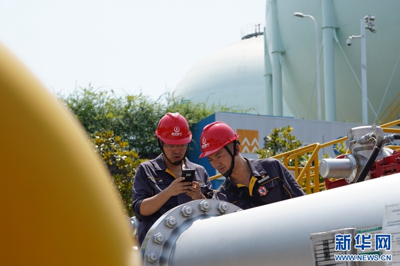 近段時間,重慶連晴高溫天氣給迎峰度夏期間天然氣安全穩定供應帶來考驗。為保障人民群眾生活、生產用氣安全,重慶燃氣集團構建“人防+技防+物防”相結合的安全防護體系,組織“紅岩燃小兵”黨員服務先鋒隊,通過開展氣源統籌平衡、精准調控、巡檢升級、山火防控、強化應急值守、加強宣傳引導等措施,守護山城夏日“煙火氣”。新華網 彭浩然 攝