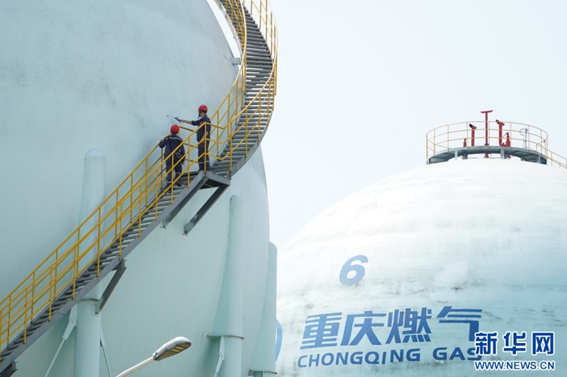 頭塘儲配站裡6個巨型天然氣球罐靜靜矗立。“高溫天氣如何更好保障球罐安全運行”是不少市民關心的問題。每天,工人手持檢測儀器,登上30多米高的天然氣球罐進行巡查。除了用儀器檢測球罐有沒有天然氣泄漏,還要仔細查看球罐支柱在高溫天氣下是否存在位移超限等情況。新華網 彭浩然 攝