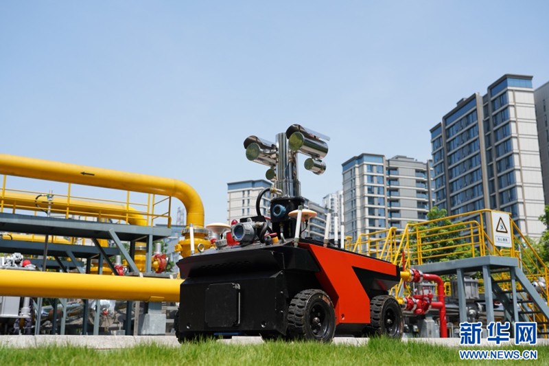 頭塘儲配站也是重慶燃氣首個5G智能化站場,建有SCADA(監督控制和數據採集)系統、智能安防系統、機器人巡檢系統。巡檢機器人有著“火眼金睛”,它搭載了一套甲烷氣體激光檢測儀和高清攝像頭,會按照規定路線自動巡檢站場工藝設備,發現問題自動上報。新華網 彭浩然 攝