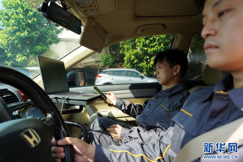 高溫容易導致管線壓力變化,重點區域、老舊管道及高風險路段需要加密巡檢頻次。一大早,重慶燃氣集團輸配分公司巡檢員乘上巡檢車,穿梭在大街小巷、廠區林區,一天往往要駕車巡檢近百公裡。新華網 彭浩然 攝