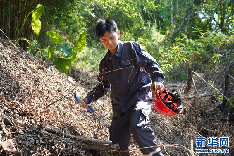 重慶復雜的地形地貌還是會給巡檢工作帶來不少阻礙。遇到車開不了的山路,巡檢員隻得爬坡上坎,用腳步丈量安全。一天下來,步數時常超過一萬五千步。新華網 彭浩然 攝