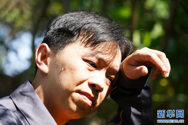 8月4日,重慶市氣象台發布高溫紅色預警信號。驕陽似火,巡檢過程中,他們身上的工裝干了又濕、濕了又干。也正是這份堅守,讓城市能源供應的“地下生命線”得到保障。新華網 彭浩然 攝