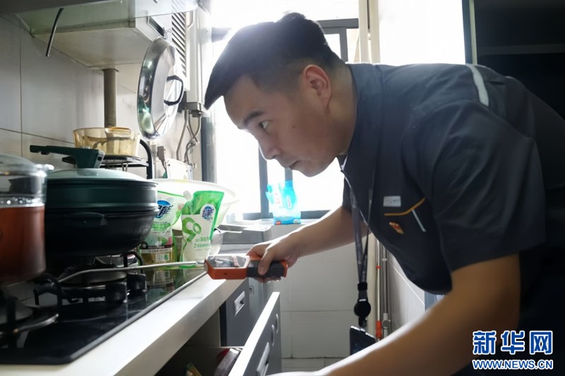 從生產、儲存、運輸到最終用戶使用……燃氣安全關系千家萬戶。入夏以來,重慶燃氣集團工作人員做深做實用戶入戶安檢,打通安全服務“最后一米”。新華網發(重慶燃氣集團供圖)