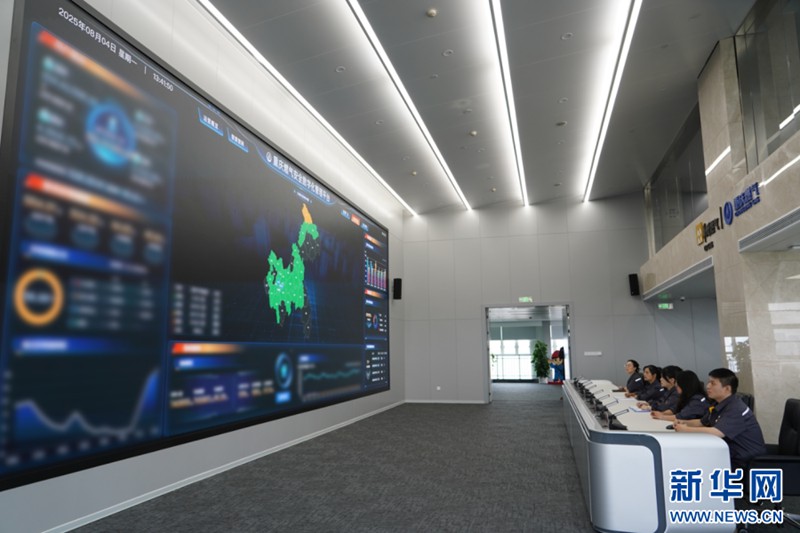 去年,按照重慶市政府關於“數字重慶”的建設要求,重慶燃氣集團結合公司自身數字化轉型發展需要,對中心進行了迭代革新,搭建安全數字化管理平台的駕駛艙大屏,打造運營概覽、智慧管網、智慧廠站、智能客服、應急管理五大場景。隨著人工智能發展和數字重慶建設,燃氣安全管理也逐漸從“人管”邁向“智管”,更好地以專業力量守護山城燃氣安全。新華網 彭浩然 攝