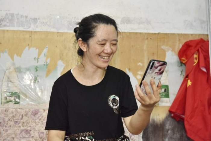 欧光先和女儿视频对话。邓浩 摄