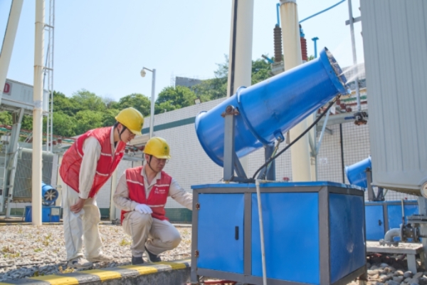 電網員工正在啟動噴霧風機為變壓器降溫。國網重慶合川供電公司供圖