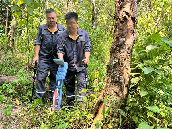 王志剛和隊員使用手持驗漏儀檢查燃氣管道是否泄漏。重慶燃氣集團供圖